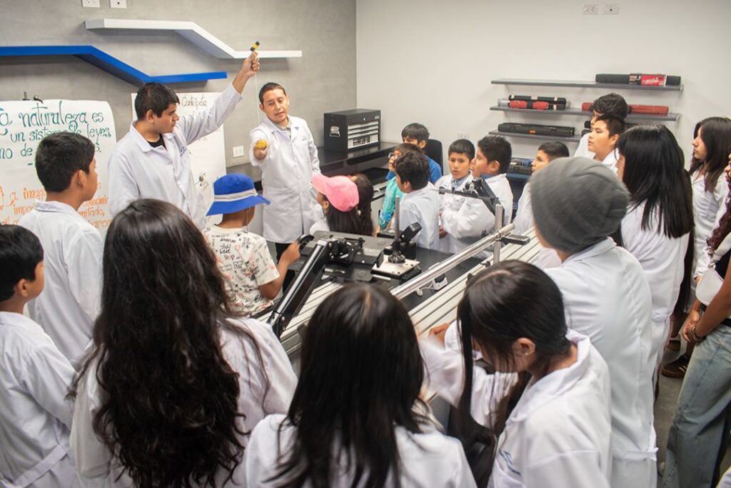 Uno de nuestros talleres prácticos con niños de todas las edades