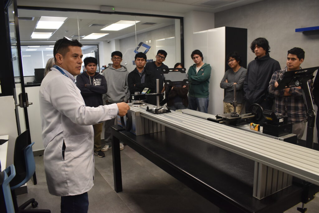 Uno de nuestros profesionales capacitando de manera técnica para la industria a estudiantes