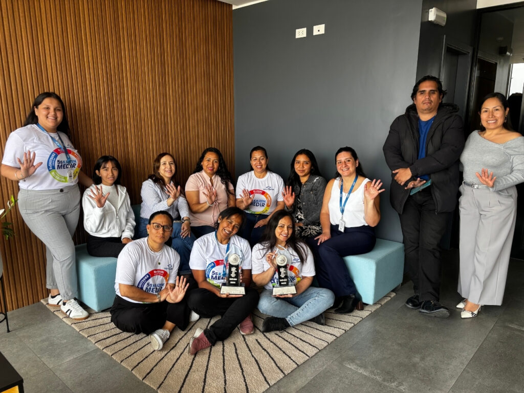 El equipo de Test & Control celebrando la mejora continua con el reconocimiento de Plata 5S Kaizen