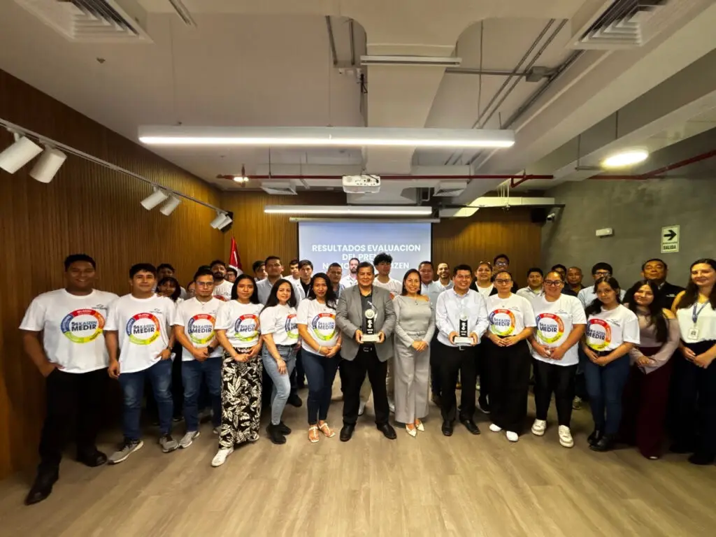 Foto interna del equipo festejando la premiación de plata 5S Kaizen