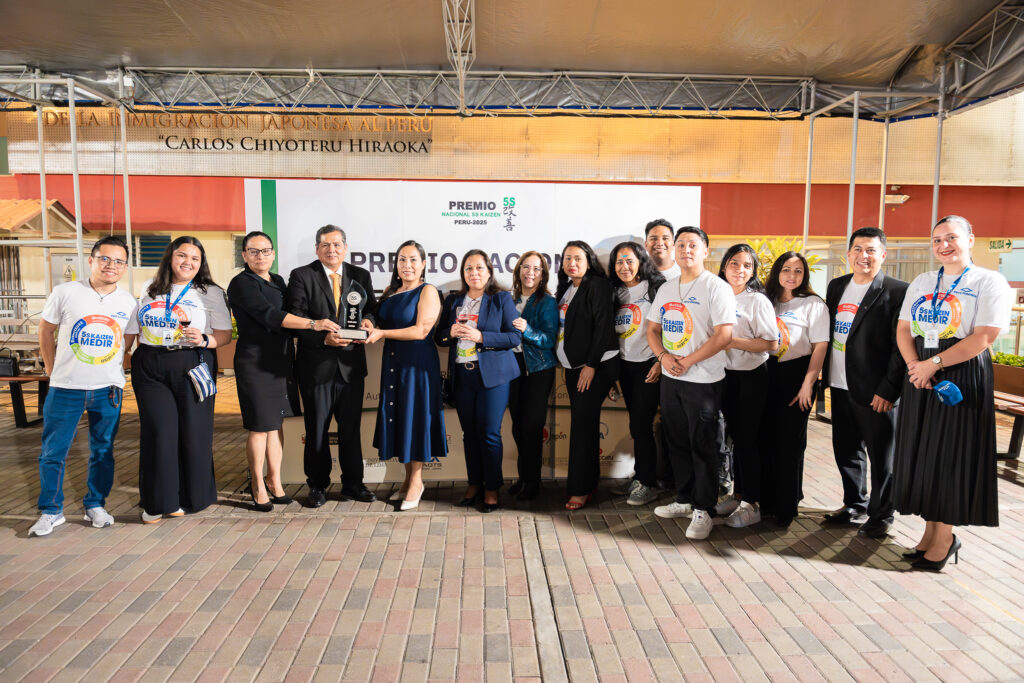 Foto de nuestro equipo con el reconocimiento de Plata en 5S Kaizen