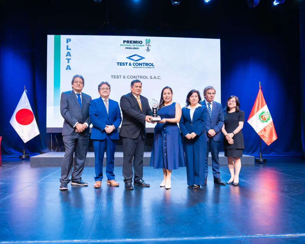 Foto de reconocimiento en la Premiación 5S Kaizen, ganando el Premio de Plata