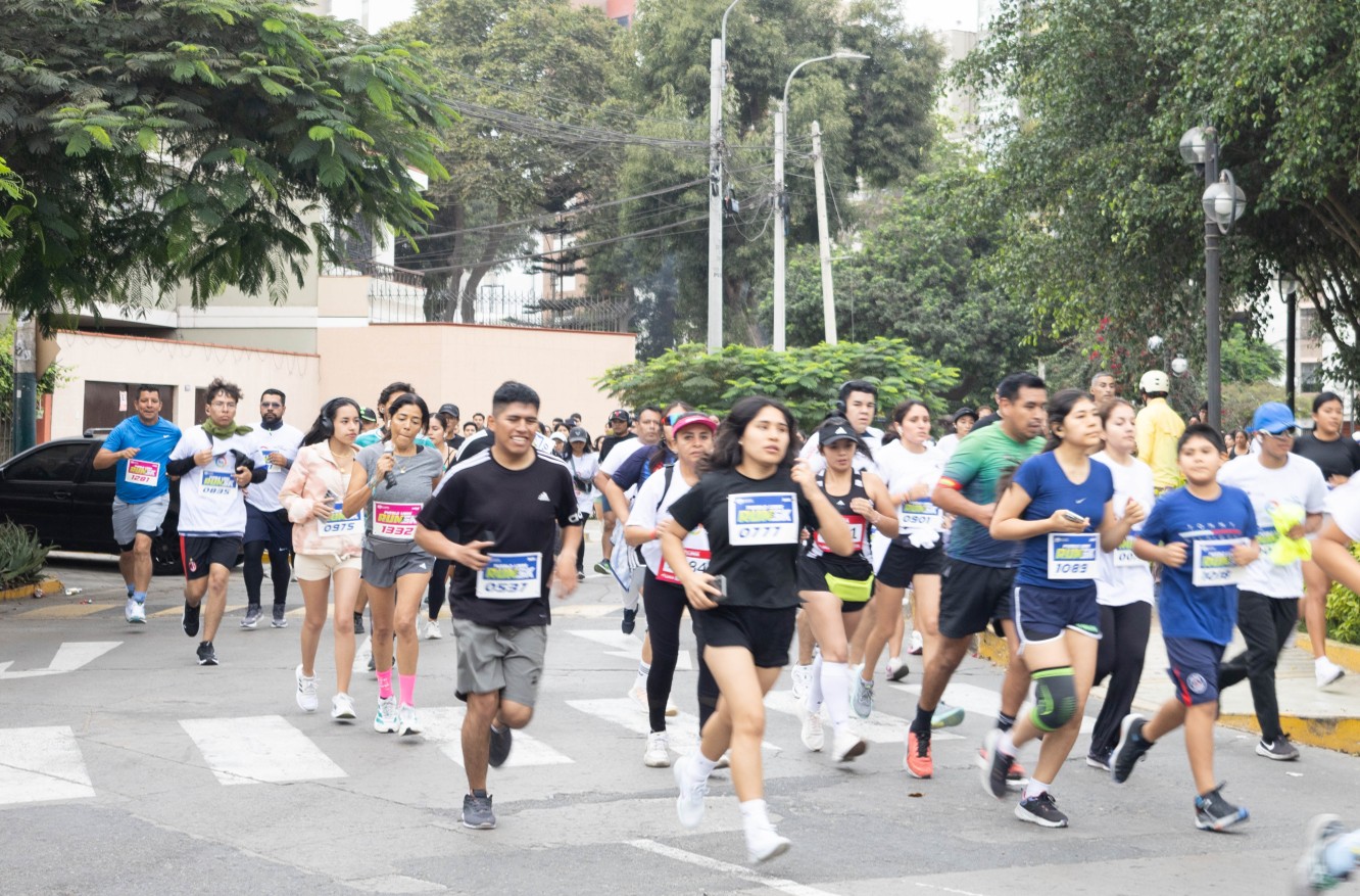Foto de los corredores yendo hacia la meta