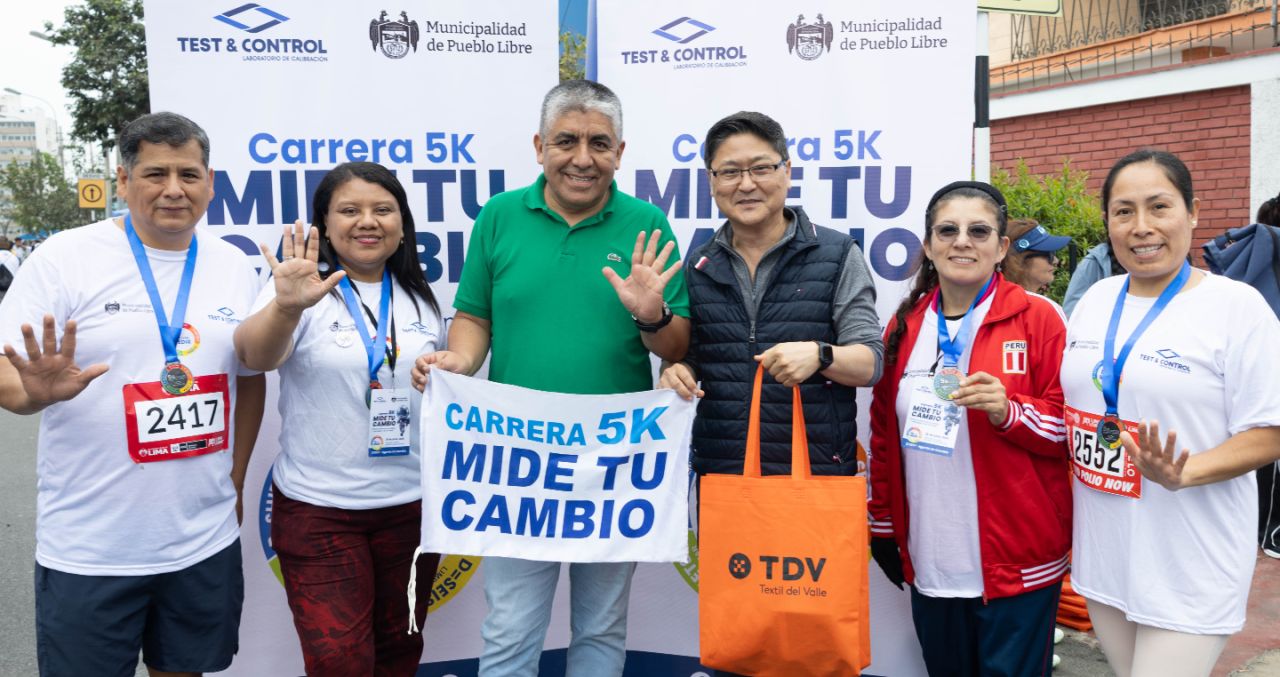 Foto grupal con cartel MIDE TU CAMBIO